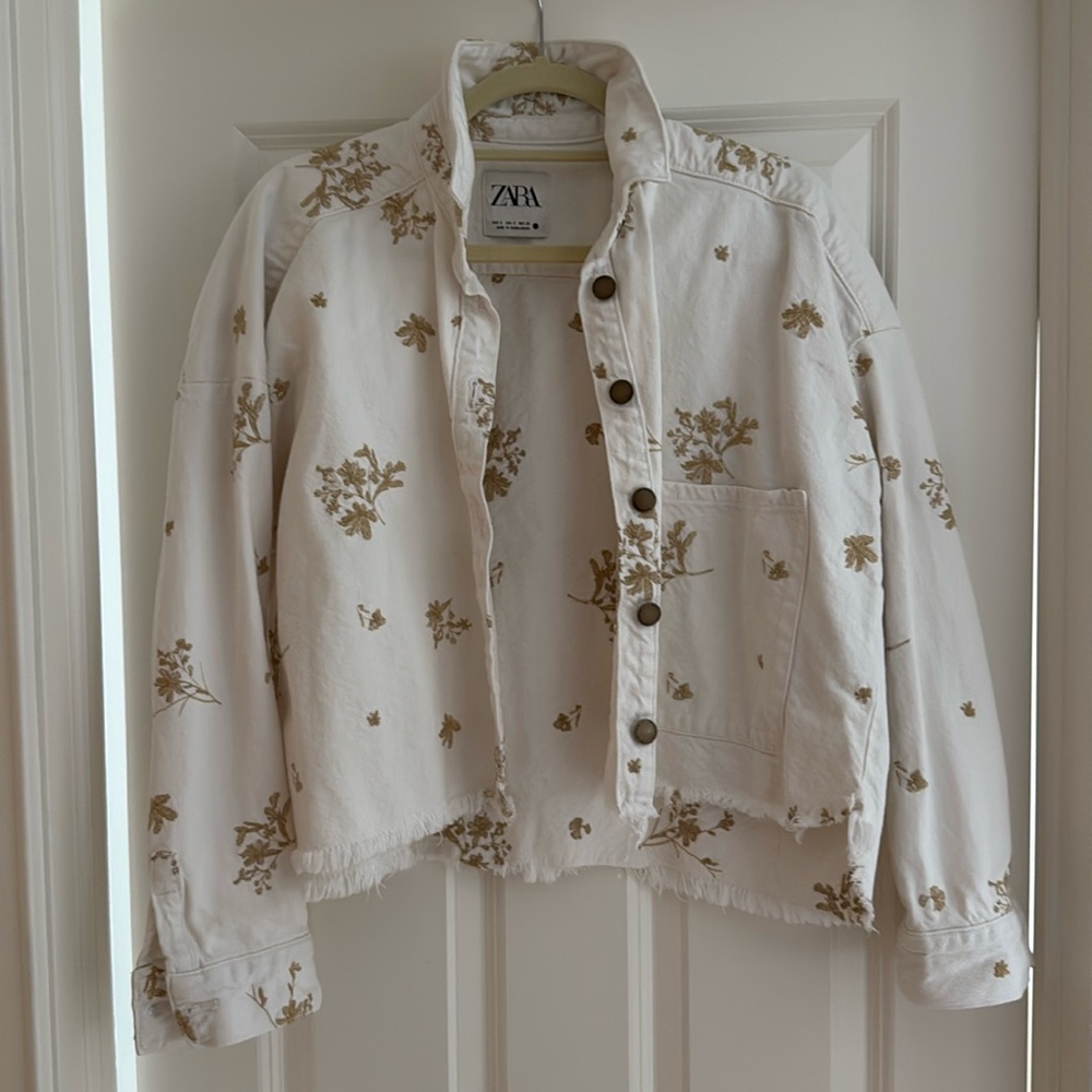 Embroidered Zara white denim jacket. Excellent condition. No stains or marks.